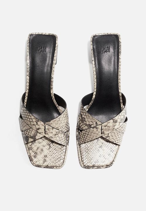 H&M - Block-heeled sandals - light beige snakeskin pattern