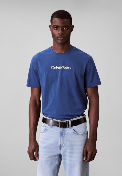 Calvin Klein - Ss Glitched Logo Eu Classic Tee - Blue Jean