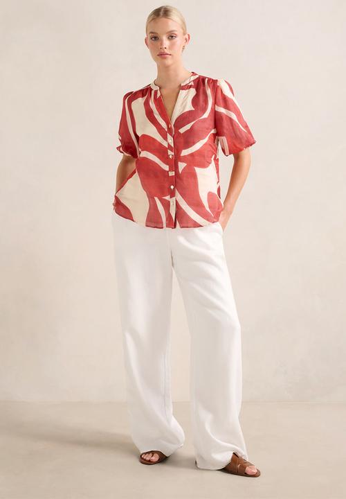 Forever New - Bianca Puff Sleeve Blouse in Nusa Leaf