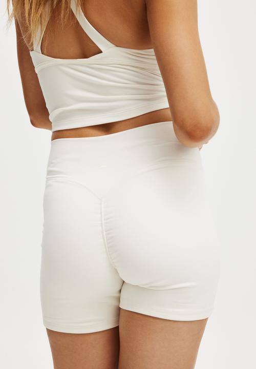 Cotton On - Ultra Soft Invisible Scrunch Shortie Short - Coconut Milk
