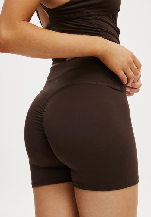 Cotton On - Ultra Soft Invisible Scrunch Shortie Short - French Roast