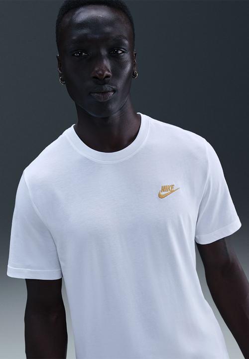 Nike - NSW Club Tee fash - White/Metallic Gold