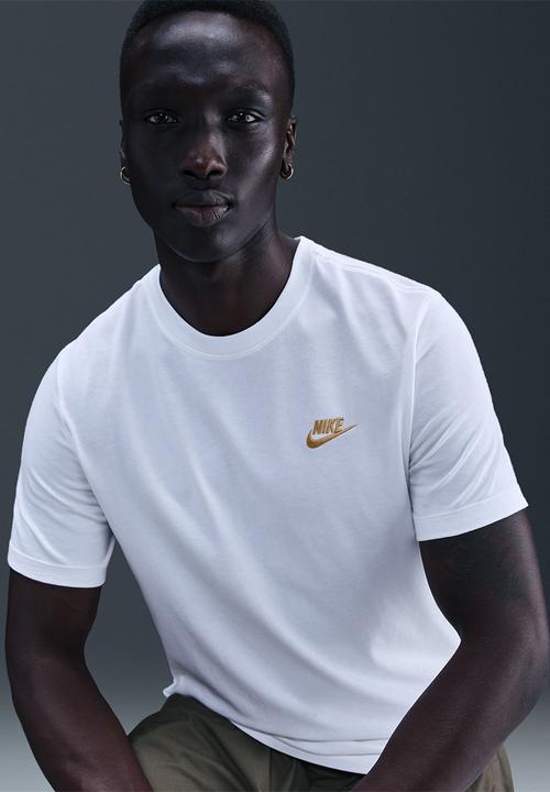Nike - NSW Club Tee fash - White/Metallic Gold