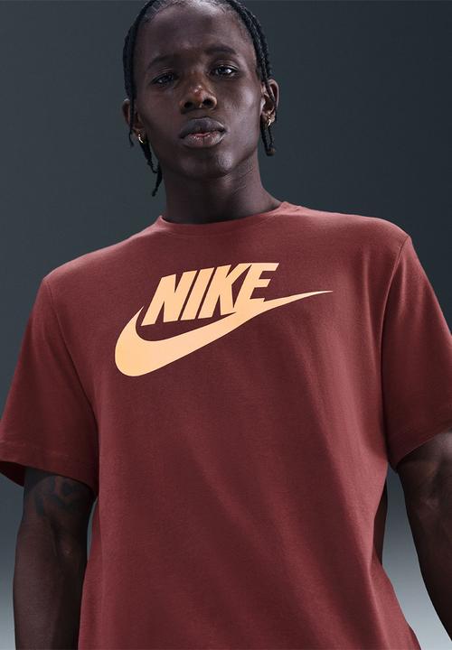 Nike - NSW  Icon Futura Tee - Dark TeaRed