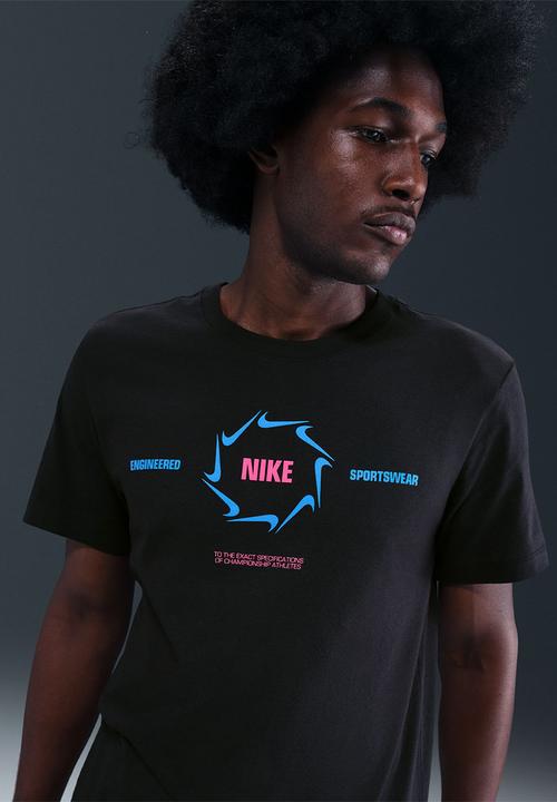 Nike - NSW Print Swoosh Fash Tee   - Black/Hyper Pink