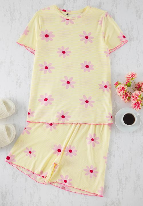 Trendyol - Plus size stripe and floral pajamas set - yellow 