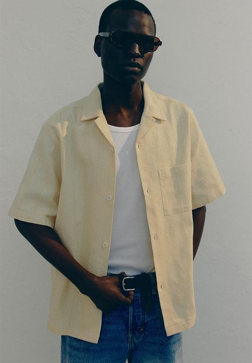 H&M - Regular fit textured resort shirt - pale yellow