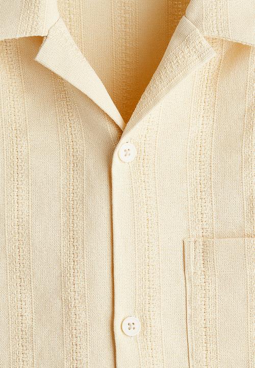 H&M - Regular fit textured resort shirt - pale yellow