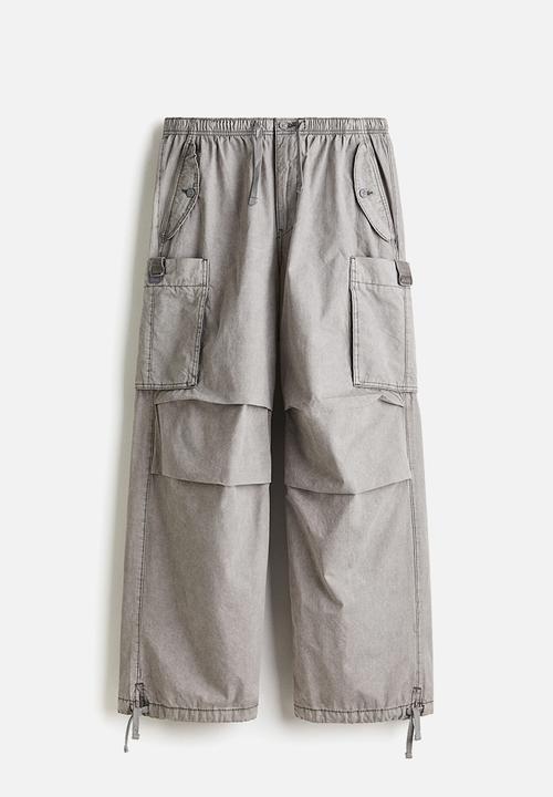 H&M - Loose fit parachute trousers - light grey