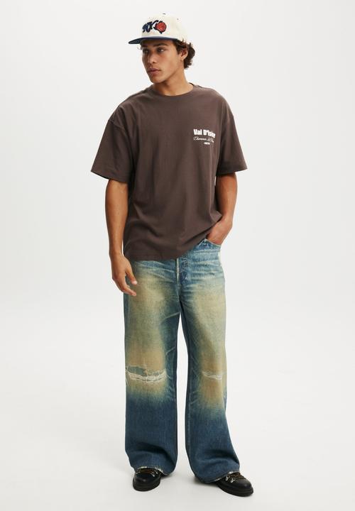 Cotton On - Box Fit Graphic T-shirt - Washed Chocolate/Val D Isere