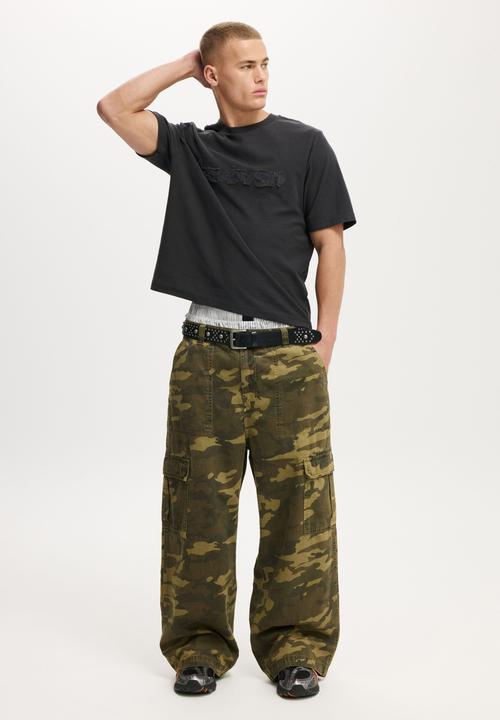 Cotton On - Cropped Fit Graphic T-shirt - Washed Black/Subvsn