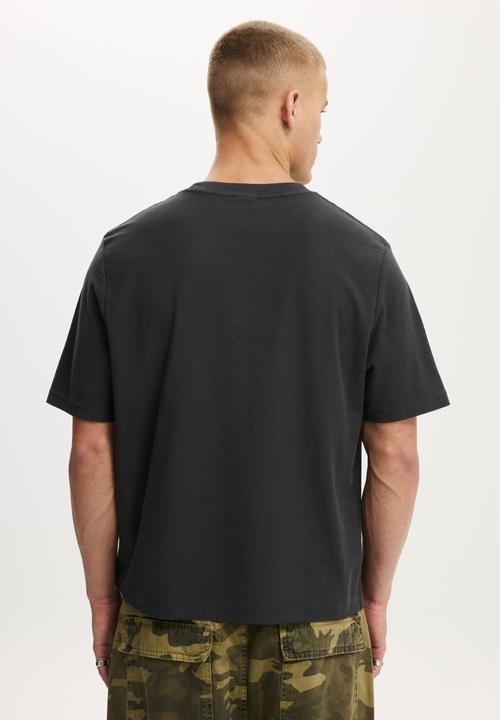 Cotton On - Cropped Fit Graphic T-shirt - Washed Black/Subvsn