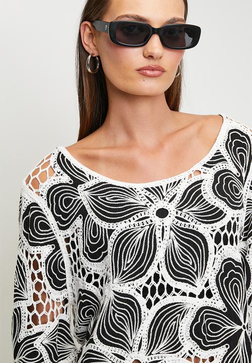 Stella Morgan - Oversized Two Tone Crochet Flower Top - Black/White