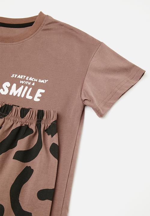 Pop Candy - Slogan tee with abstract print shorts - taupe brown/smile