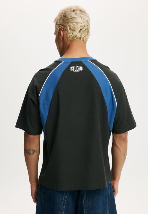 Cotton On - Cropped Fit Graphic T-shirt - Washed Black/2S Panelled