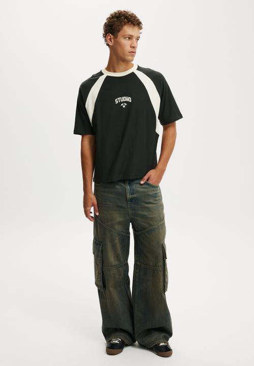 Cotton On - Cropped Fit Graphic T-shirt - Washed Black/Creampuff Studiio Panelled