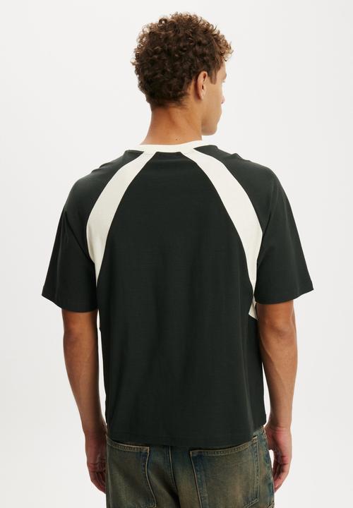 Cotton On - Cropped Fit Graphic T-shirt - Washed Black/Creampuff Studiio Panelled