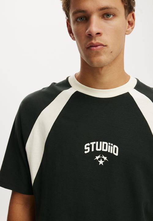 Cotton On - Cropped Fit Graphic T-shirt - Washed Black/Creampuff Studiio Panelled