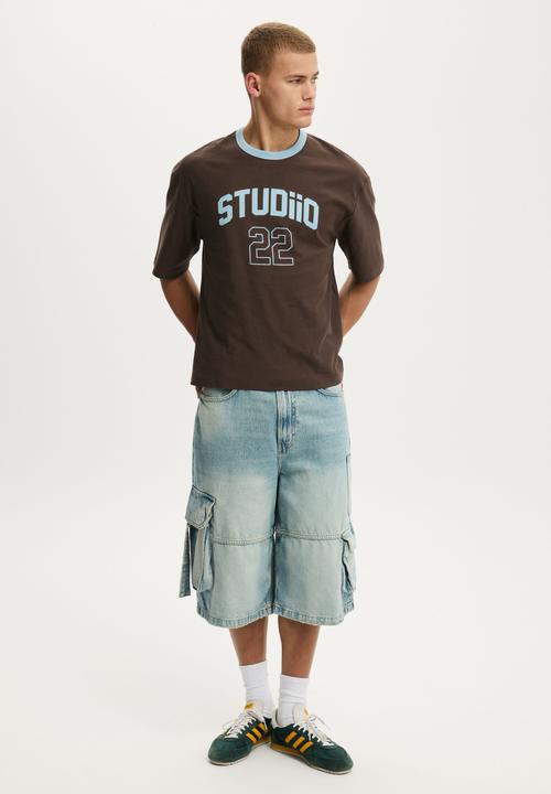 Cotton On - Cropped Fit Graphic T-shirt - Washed Chocolate/Twenty Two