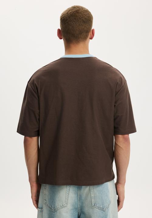 Cotton On - Cropped Fit Graphic T-shirt - Washed Chocolate/Twenty Two