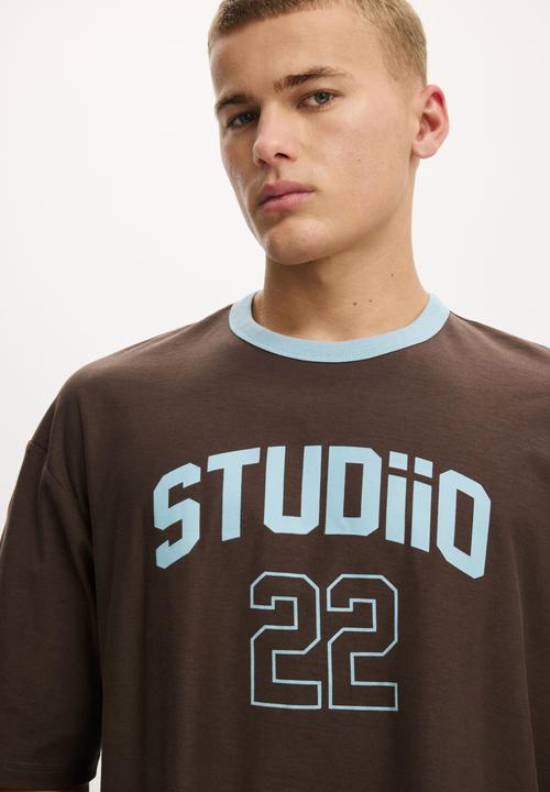 Cotton On - Cropped Fit Graphic T-shirt - Washed Chocolate/Twenty Two