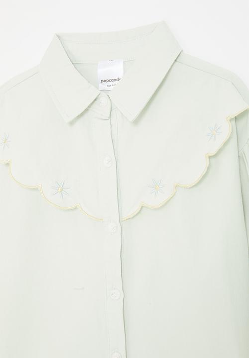Pop Candy - Lift-away yoke shirt with embroidered daisies - pastel tea green 