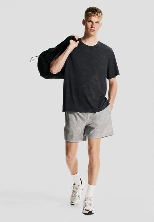 H&M - Regular fit sports top with drymove™ - black marbled 