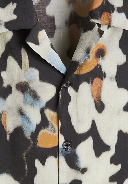 H&M - Regular fit patterned resort shirt - black floral 