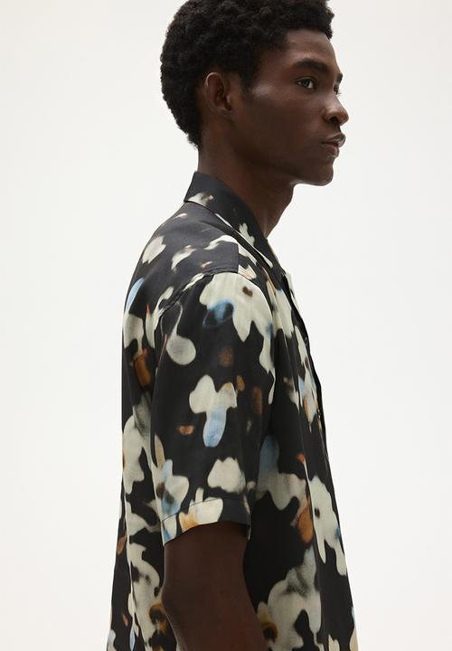 H&M - Regular fit patterned resort shirt - black floral 