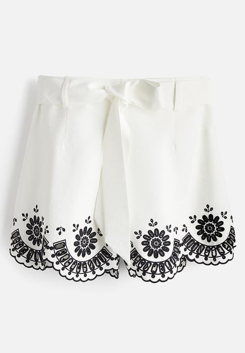 H&M - Embroidered twill shorts - white/black