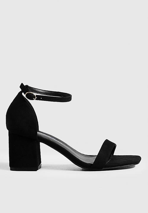 boohoo - Low block barely there heels - black