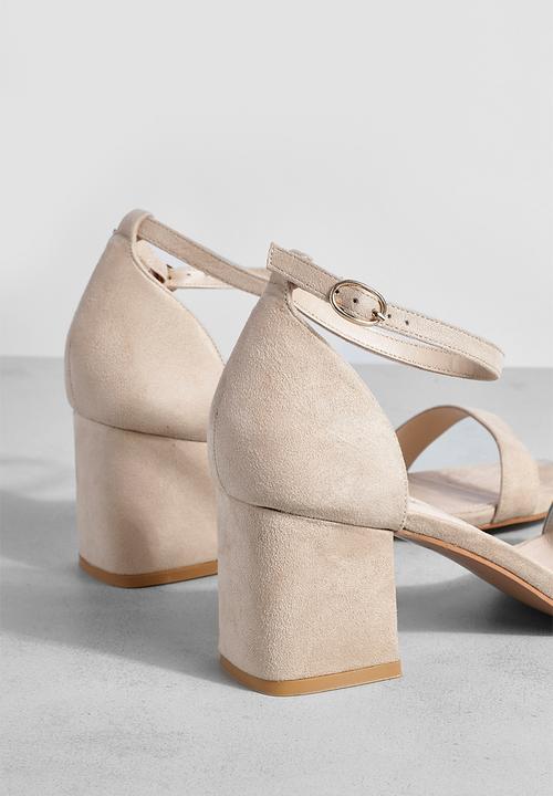 boohoo - Low block barely there heels - neutral