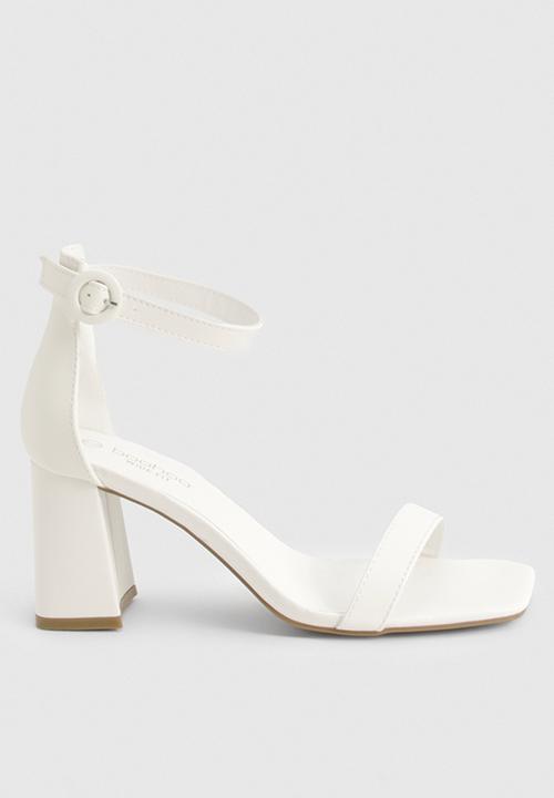 boohoo - Wide fit round buckle 2 part block heels - white