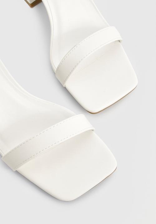 boohoo - Wide fit round buckle 2 part block heels - white