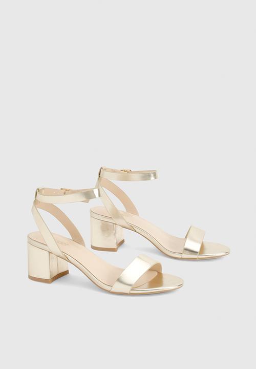 boohoo - Wide fit metallic low block barely there heels - gold