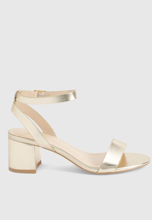 boohoo - Wide fit metallic low block barely there heels - gold