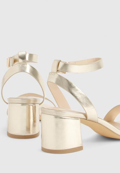 boohoo - Wide fit metallic low block barely there heels - gold