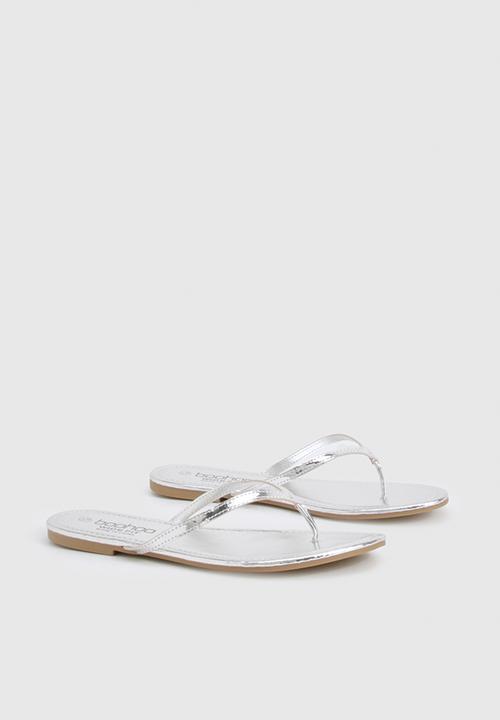 boohoo - Wide fit metallic flip flops - silver
