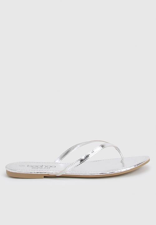 boohoo - Wide fit metallic flip flops - silver