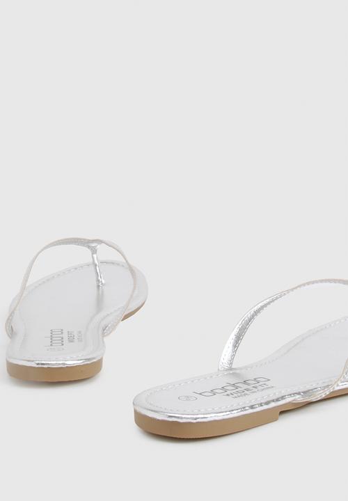 boohoo - Wide fit metallic flip flops - silver