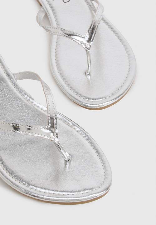 boohoo - Wide fit metallic flip flops - silver