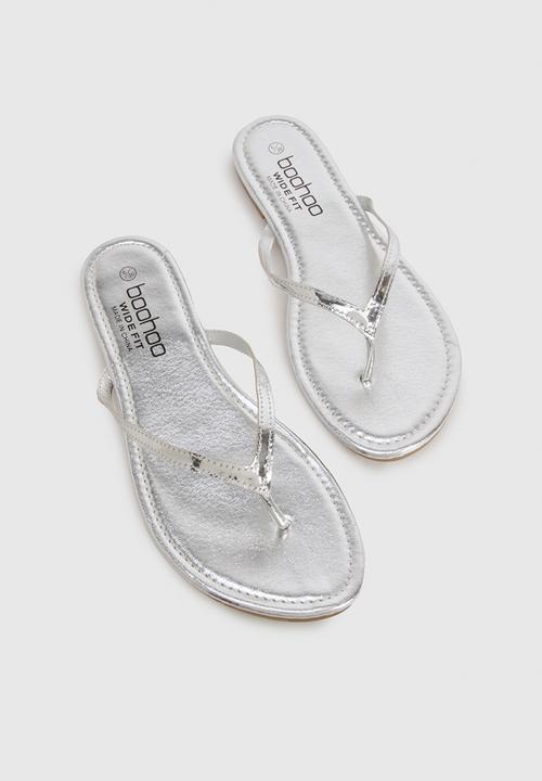boohoo - Wide fit metallic flip flops - silver