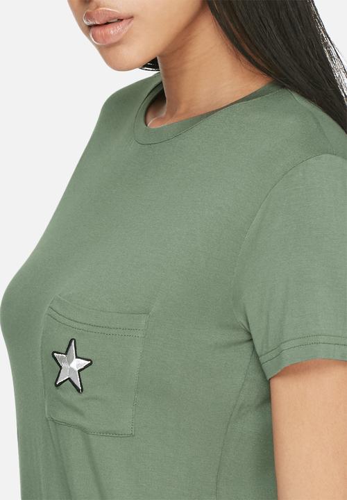 dailyfriday - Front pocket badge tee