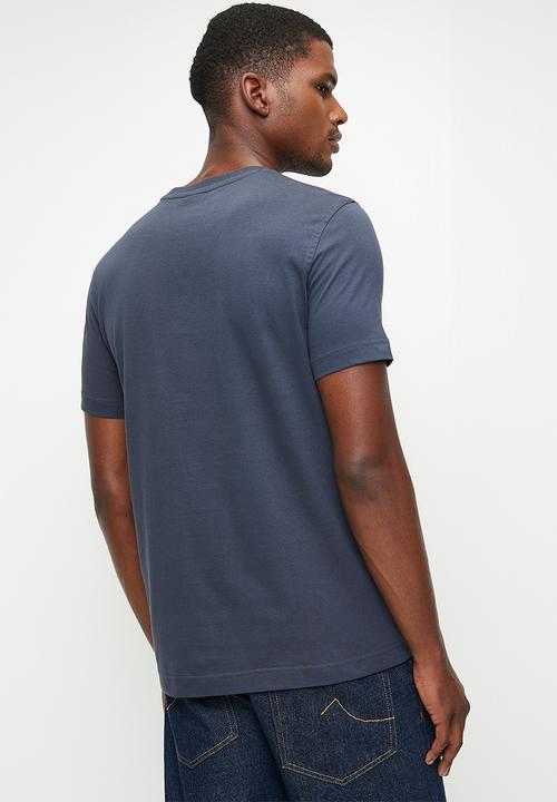 POLO - THABISO  PJC SS BLOCK LOGO TEE - NAVY