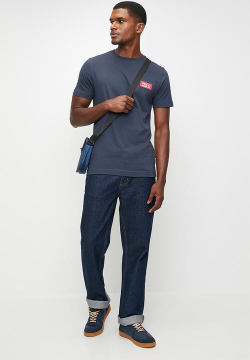 POLO - THABISO  PJC SS BLOCK LOGO TEE - NAVY