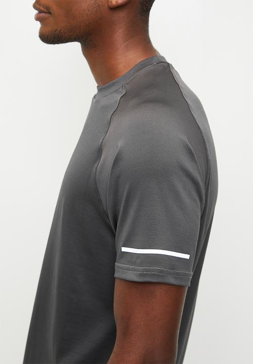 POLO - MELUSI  SPORT SS RUNNING TEE - CHARCOAL