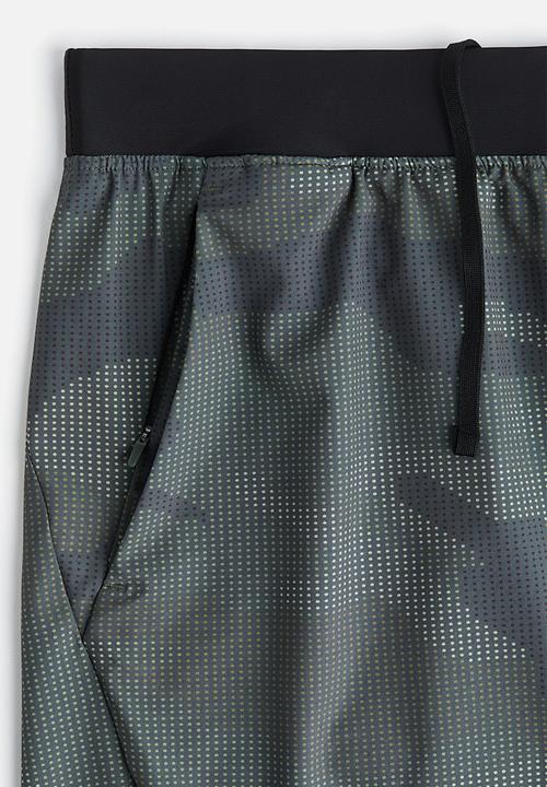 H&M - Mid-length sports shorts with drymove™ - dark green/patterned