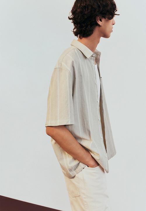 H&M - Regular fit short-sleeved shirt - greige striped
