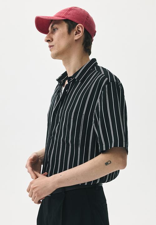 H&M - Regular fit short-sleeved shirt - black/striped