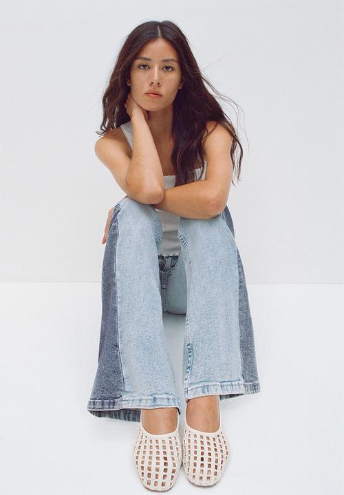 H&M - Flared low jeans - light denim blue & colour block